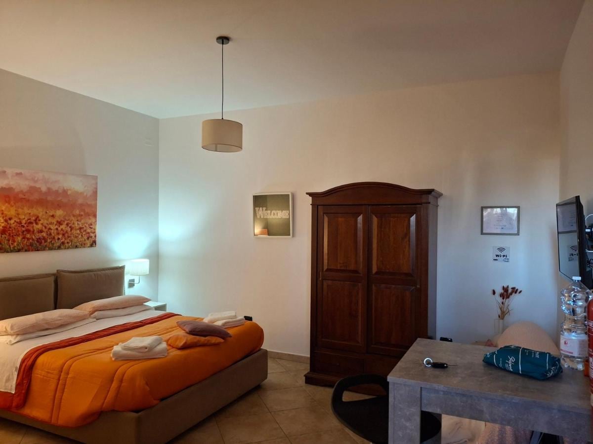 Camera di Casa Arancione con armadio in legno e tavolo