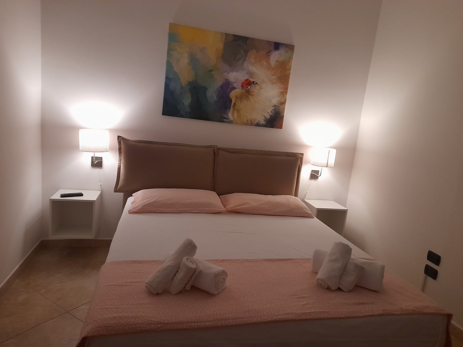 Camera di Casa Rossa con letto matrimoniale e luci calde