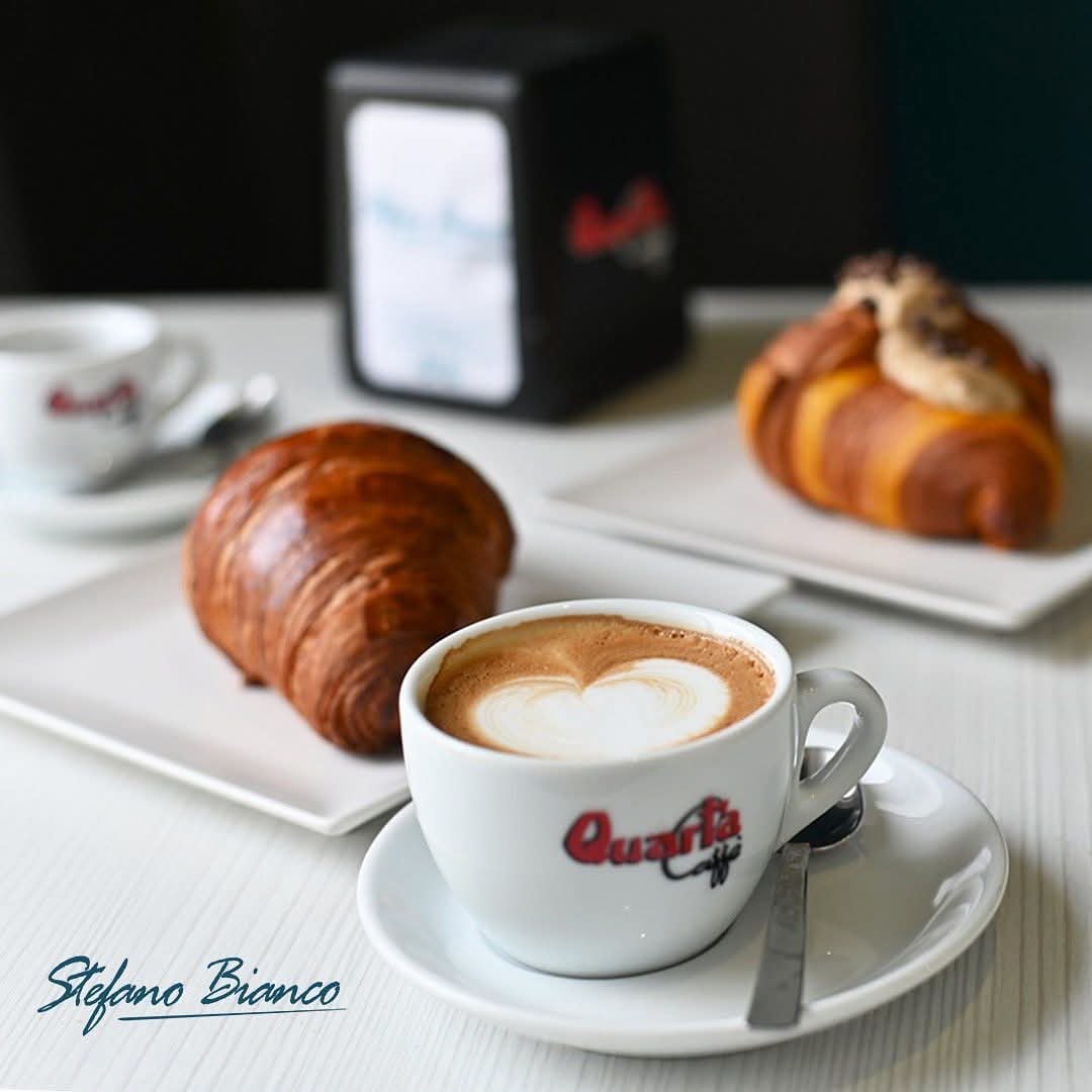 Cappuccino e cornetto della pasticceria